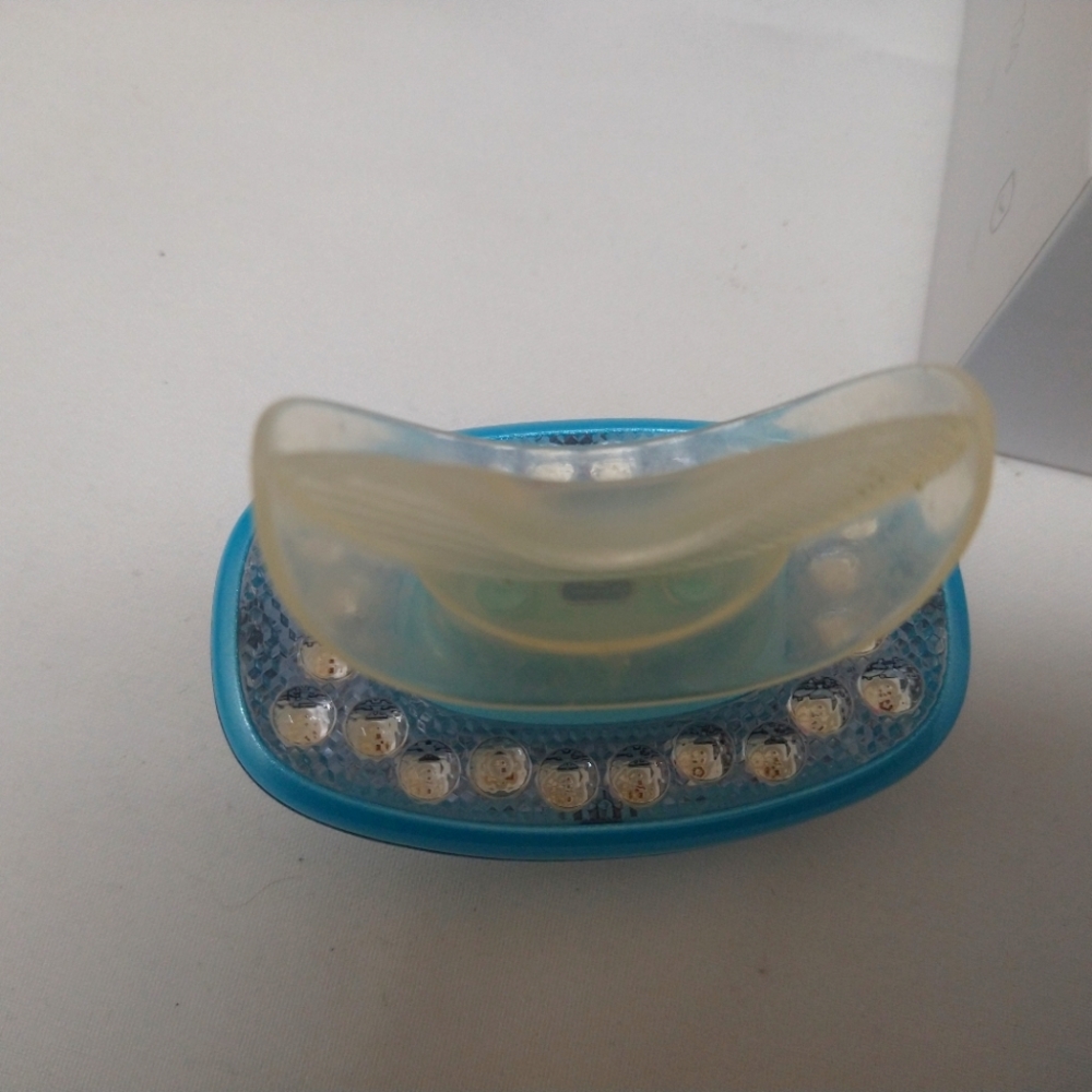 Lescolton lip care device.